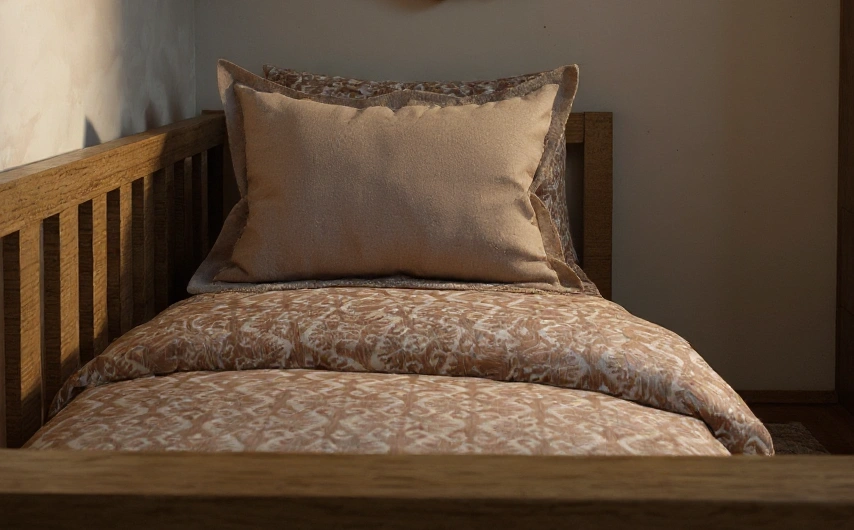 Łóżko dziecięce pod skosem w przytulnej aranżacji na poddaszu, projekt Totemi.