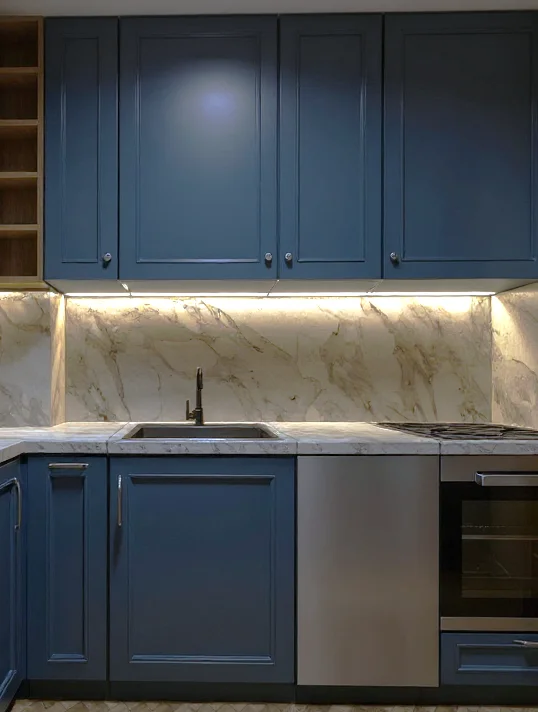 Przemyślane wnętrze szuflad i szafek kuchennych w małym mieszkaniu, projekt Totemi.