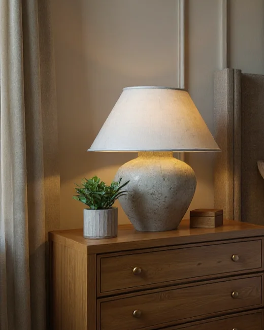 Detal lampy nocnej o ciekawej teksturze w sypialni, projektant wnętrz Bielsko.