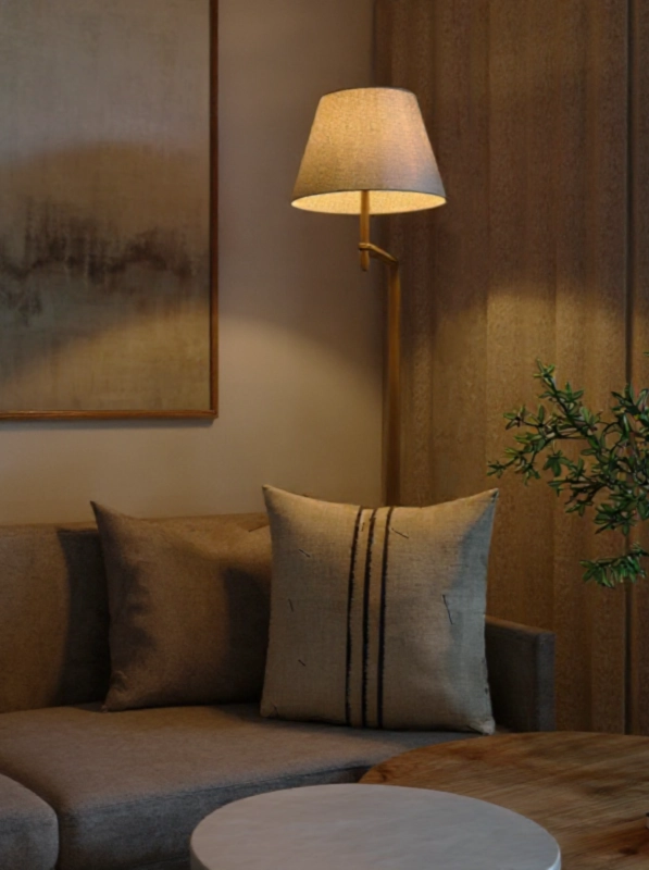 Włączona lampka nocna na stoliku kawowym w salonie, wieczorna aranżacja wnętrz Totemi w Lipniku.